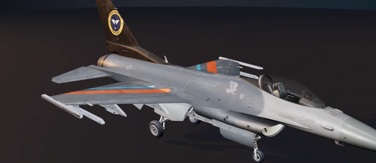 F-16C com brasão na deriva e faixas laranja